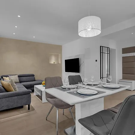 Modern Center Max Apartman *