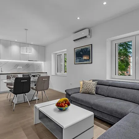 Modern Center Max Апартаменти