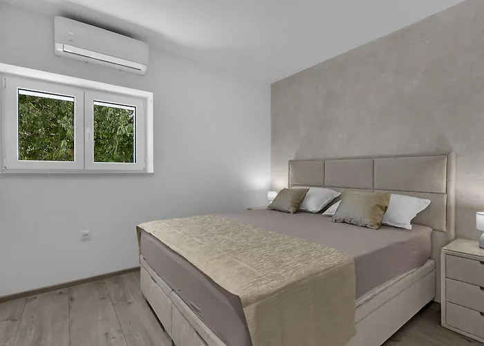 Modern Center Max Apartment