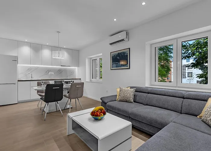 Modern Center Max Apartment