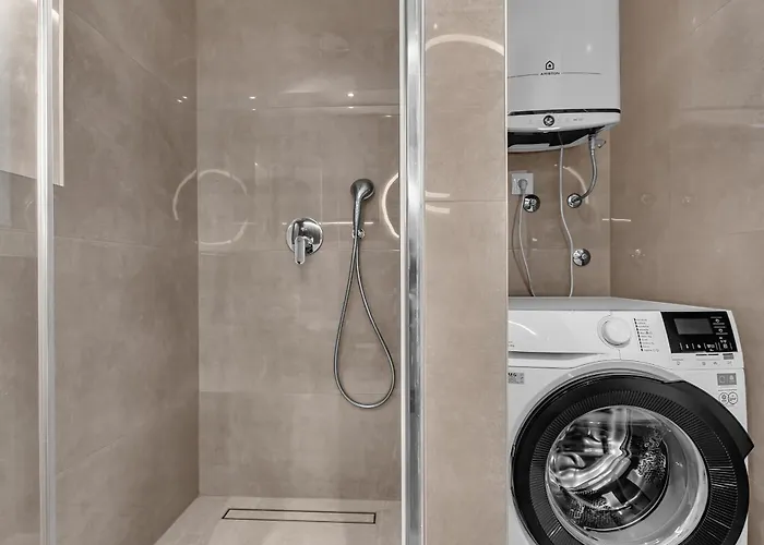 Modern Center Max Apartment